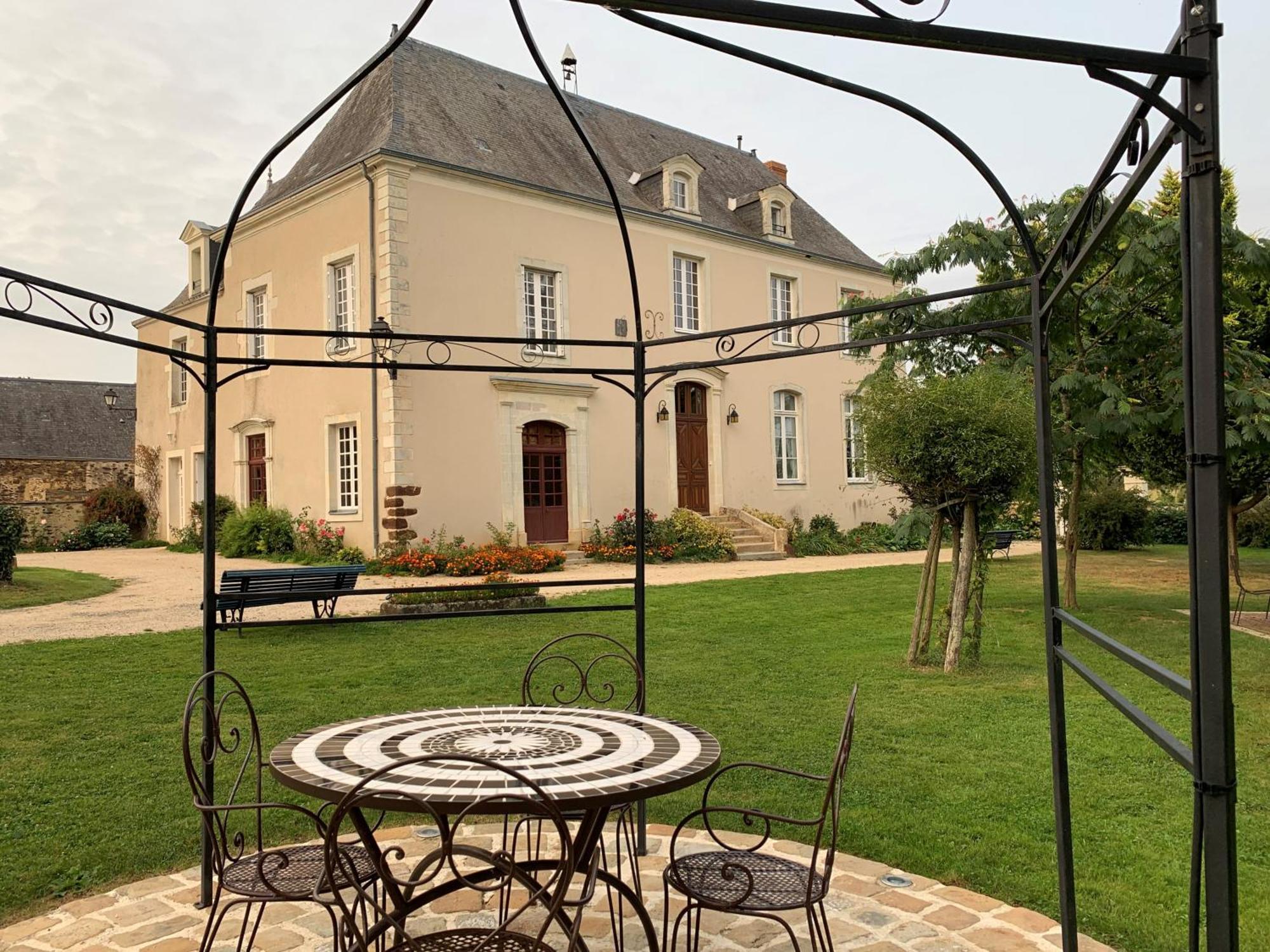 Le Bas Chitray Bed & Breakfast Menil Exterior photo