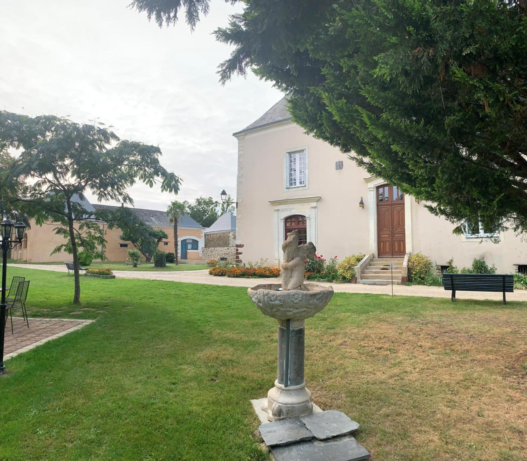 Le Bas Chitray Bed & Breakfast Menil Exterior photo